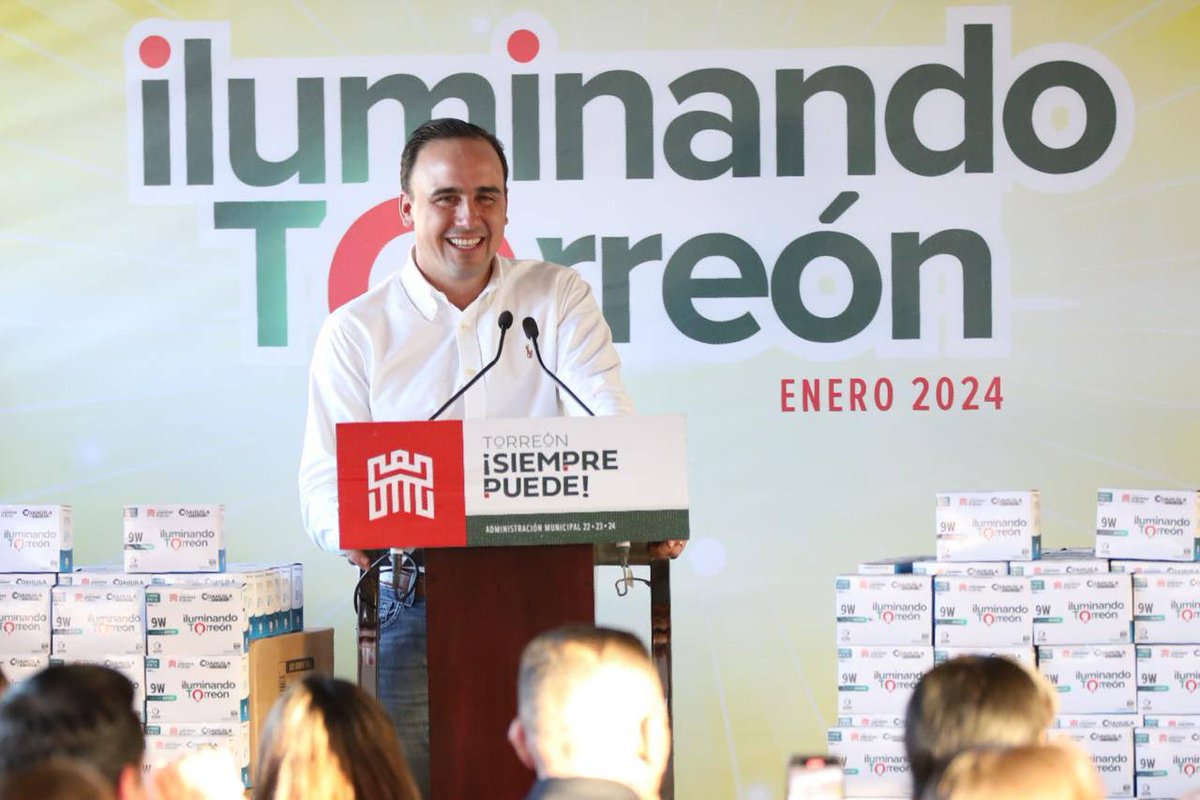 Cerramos en #Torreón una gran gira por la Laguna, muchas gracias por tan cálido recibimiento. Junto con el alcalde <a href="/RomanCepeda/">Román Alberto Cepeda</a> iniciamos el programa “Iluminando Torreón” con el que entregamos paquetes de focos ahorradores. (1/2)