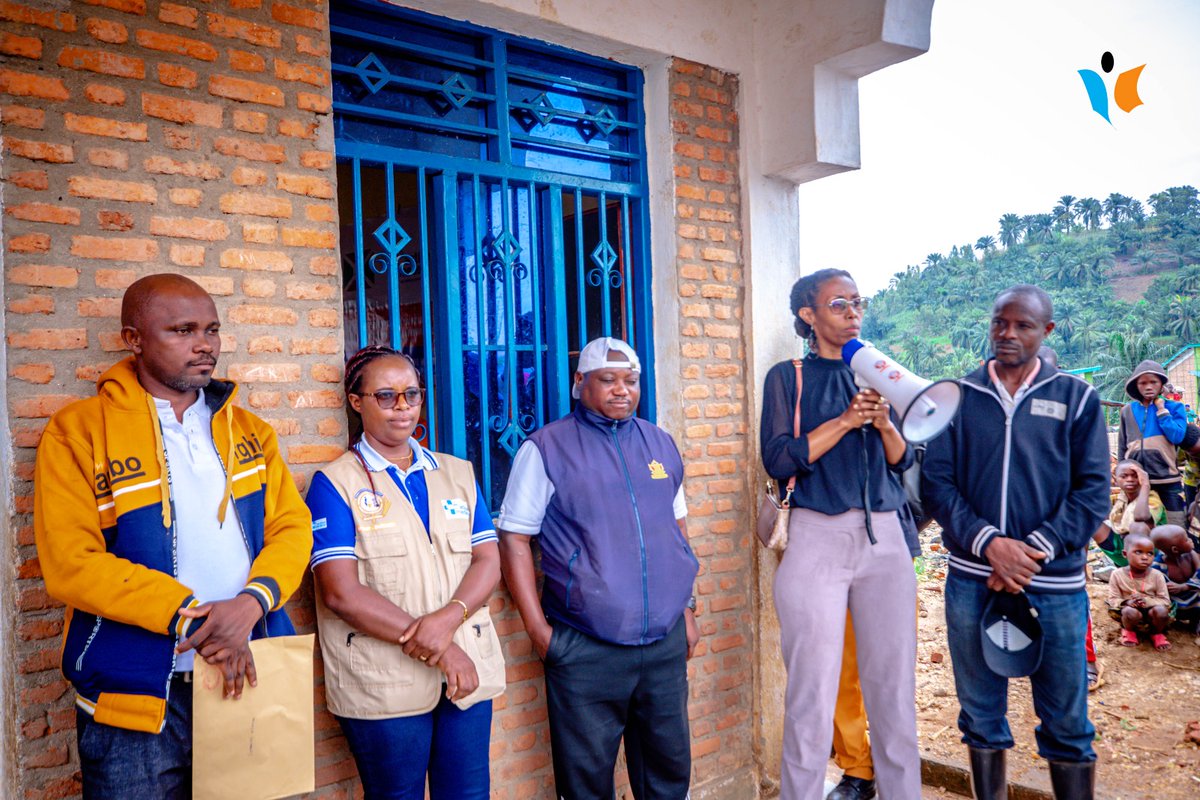 MagazineJimbere's tweet photo. 👨‍👩‍👧‍👦 100 ménages victimes des pluies diluviennes en zone #Butanuka et #Musenyi de la commune #Mpanda (@BubanzaProvince) ont bénéficié d'une assistance composée de bâches, couvre-lits, seaux, assiettes, serviettes hygiéniques pour les #filles et #femmes… de la part de la #SFBSP (Solidarité des femmes burundaises pour le bien-être social et le progrès) ce 30/01/2024 

🏚️ Gérard Bucumi, secrétaire exécutif permanent de @mpandacommune: "600 maisons ont été démolies suite à ces pluies". Il sollicite une aide, surtout en tôles pour pouvoir recoiffer les maisons dont les murs sont encore en état

#Burundi