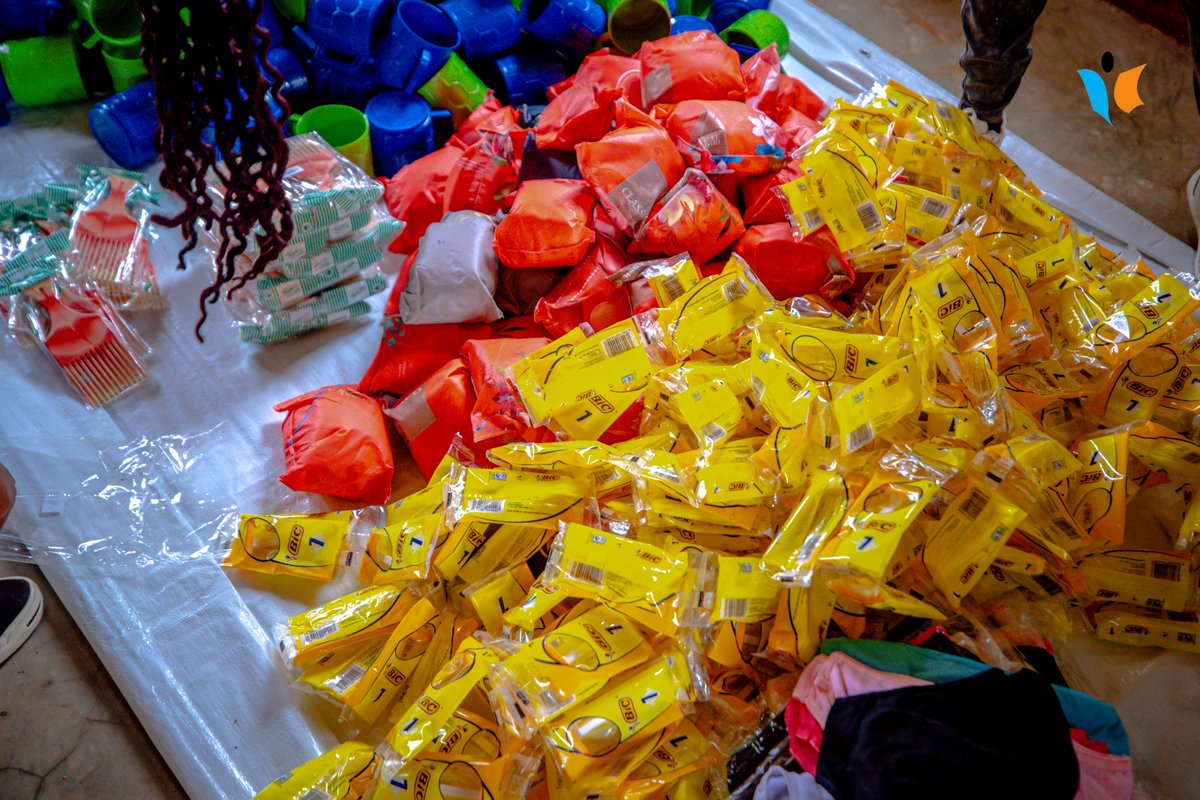 MagazineJimbere's tweet photo. 👨‍👩‍👧‍👦 100 ménages victimes des pluies diluviennes en zone #Butanuka et #Musenyi de la commune #Mpanda (@BubanzaProvince) ont bénéficié d'une assistance composée de bâches, couvre-lits, seaux, assiettes, serviettes hygiéniques pour les #filles et #femmes… de la part de la #SFBSP (Solidarité des femmes burundaises pour le bien-être social et le progrès) ce 30/01/2024 

🏚️ Gérard Bucumi, secrétaire exécutif permanent de @mpandacommune: "600 maisons ont été démolies suite à ces pluies". Il sollicite une aide, surtout en tôles pour pouvoir recoiffer les maisons dont les murs sont encore en état

#Burundi
