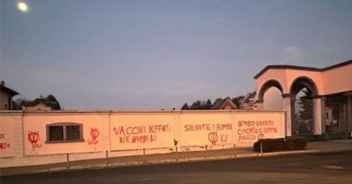 fcolarieti's tweet photo. Ad #Arconate sono comparse scritte #NoVax sul muro del cimitero: “Bimbo vaxato, o morto o sempre malato”. Pene esemplari per certi scherzi della natura. Hanno favorito la diffusione del Covid e ora continuano a spacciare baggianate. https://t.co/UIt1xa84kA
