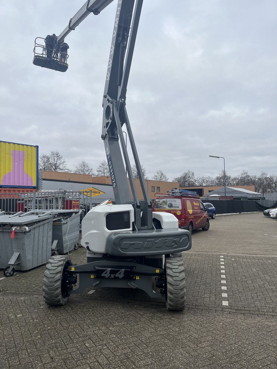 Werken op hoogte vereist kennis en kunde! Vandaag worden onze monteurs bijgeschoold en getoetst op veilig gebruik van een hoogwerker. Mede mogelijk gemaakt door onze partner VMH hoogwerkerverhuur en multidiensten. 
#hoogwerker #zonweringmonteur #Amersfoort #zonwering #veilig