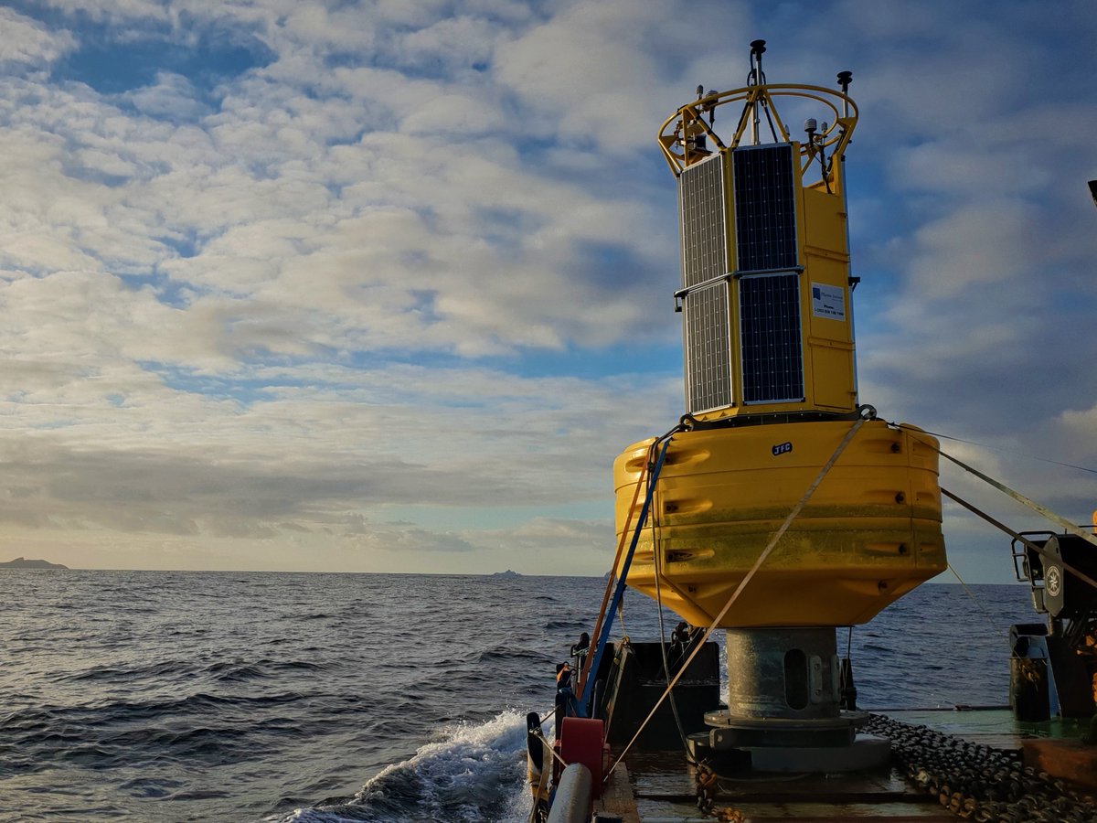 Deployment Activity: #IMDBON M3 buoy was swapped out earlier this month ahead of storms #Isha and #Jocelyn. You can have a look at #waveheights and #meteorological data from @MarineInst website 👇 marine.ie/site-area/data…