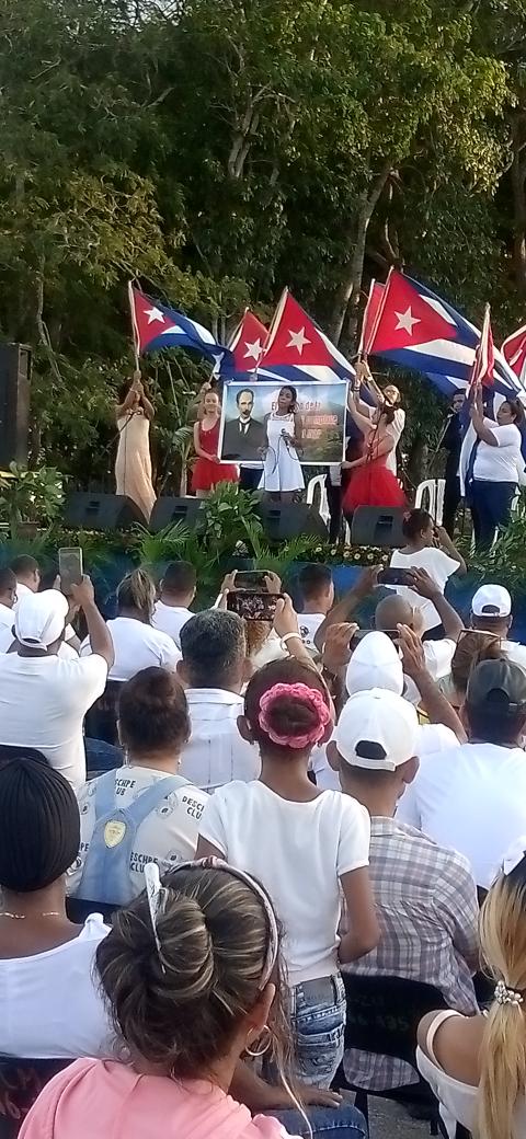 Jóvenes jiguaniceros con la presencia de las principales autoridades de #Granma en vigilia Martina rinden tributo al más grande de todos los cubanos en el lugar de su caída, Dos Ríos.
<a href="/albiurys/">Albiurys Ramos Corría</a> 
<a href="/AmeliaFons39693/">Amelia Fonseca Villar</a> 
<a href="/CharchavalY/">Yordanys Charchaval de la Rosa</a> 
<a href="/centrofidel/">Centro Fidel Castro Ruz</a> 
<a href="/dmejiguani/">Dirección Municipal Educación Jiguaní</a>