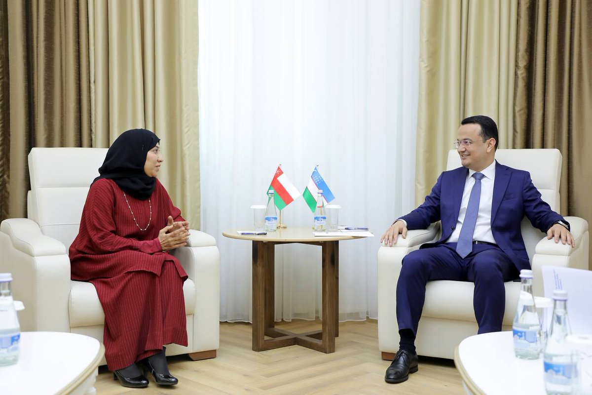 OmanEmbassyUZB's tweet photo. تم خلال اللقاء إستعراض كافة جوانب العلاقات التجارية والصناعية بين البلدين الصديقين بما فيها زيادة حجم التبادل التجاري  وإمكانية تسيير رحلات جوية مباشرة ودعم تطوير البنية التحتية الإقليمية للنقل بين البلدين وآفاق التنفيذ المشترك لمشاريع جديدة. https://t.co/4XHTplkwMV
