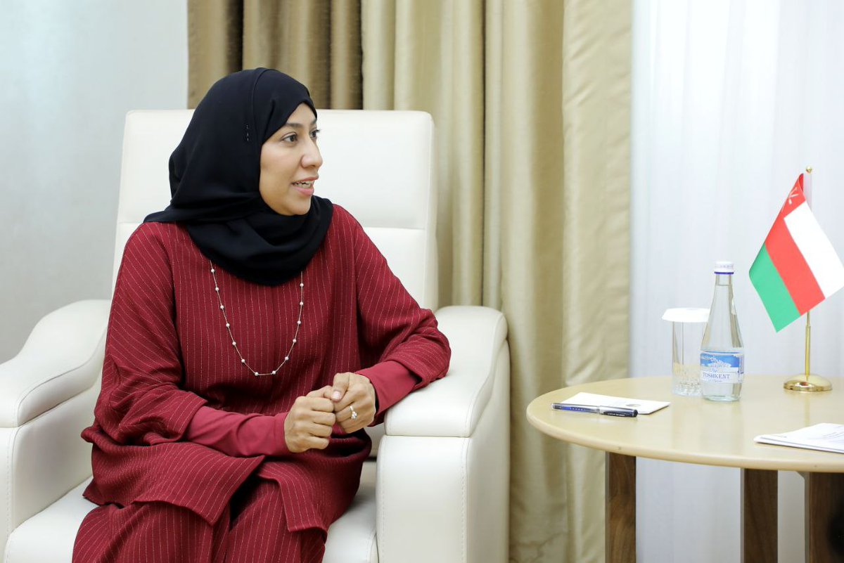 OmanEmbassyUZB's tweet photo. تم خلال اللقاء إستعراض كافة جوانب العلاقات التجارية والصناعية بين البلدين الصديقين بما فيها زيادة حجم التبادل التجاري  وإمكانية تسيير رحلات جوية مباشرة ودعم تطوير البنية التحتية الإقليمية للنقل بين البلدين وآفاق التنفيذ المشترك لمشاريع جديدة. https://t.co/4XHTplkwMV