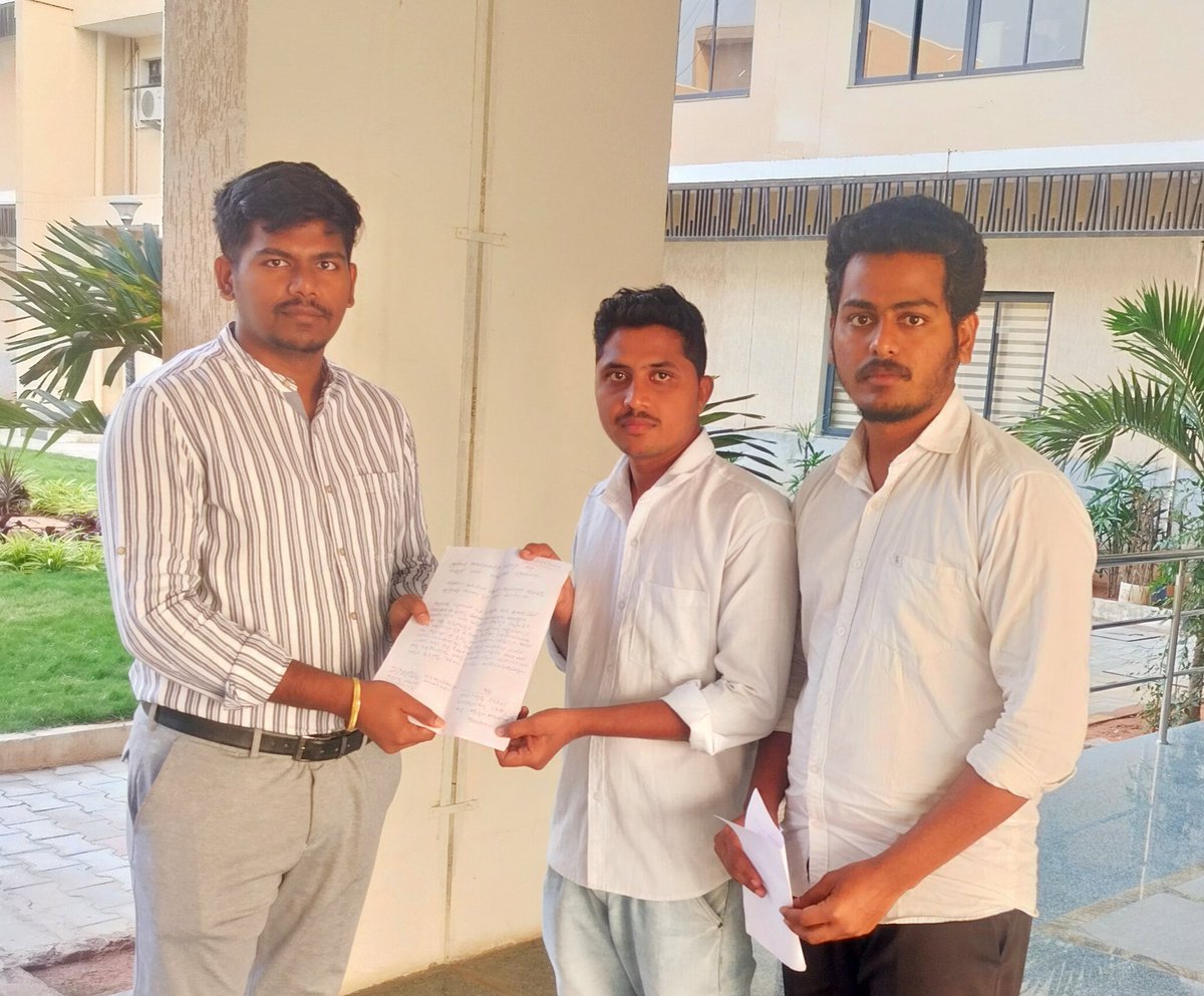 mancherial_s's tweet photo. అనుమతి లేకుండా బెల్లంపల్లి లో నడిపిస్తున్న శ్రీ చైతన్య పాఠశాల పైన చర్యలు తీసుకోవాలి
మంచిర్యాల జిల్లా అదనపు జిల్లా కలెక్టర్ రాహుల్ గారికి వినతి పత్రం అందజేసిన ఎస్ఎఫ్ఐ జిల్లా కార్యదర్శి మిట్టపల్లి తిరుపతి, జిల్లా కమిటీ సభ్యులు ఈదూనూరి అభినవ్, https://t.co/YA1hQ2gaOm