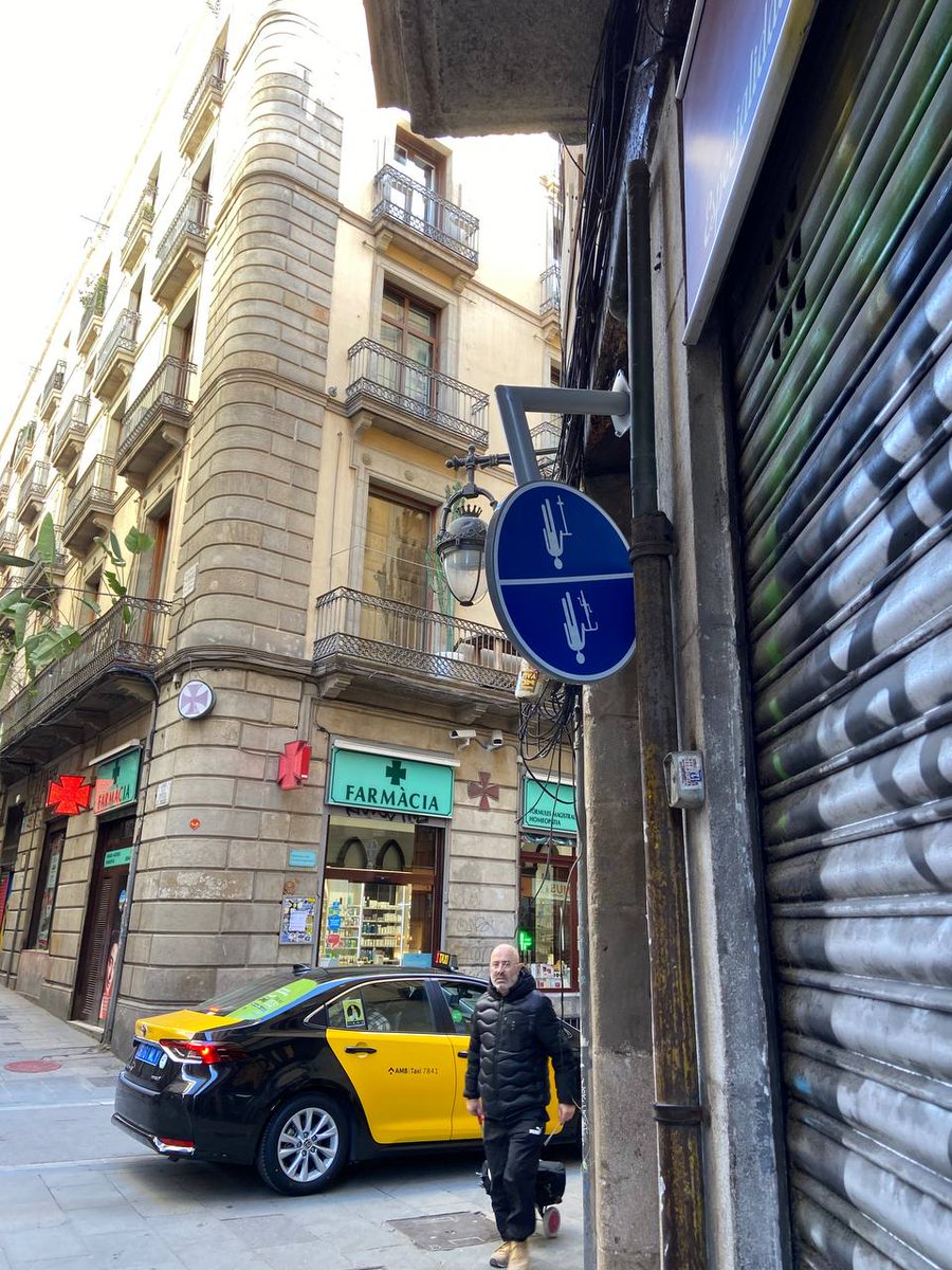 marticuso's tweet image. Un camió que passava pel c/Escudellers ha arrencat la senyal que prohibeix circular les bicis pel mateix carrer. #EtFelicitoFill @jaumecollboni