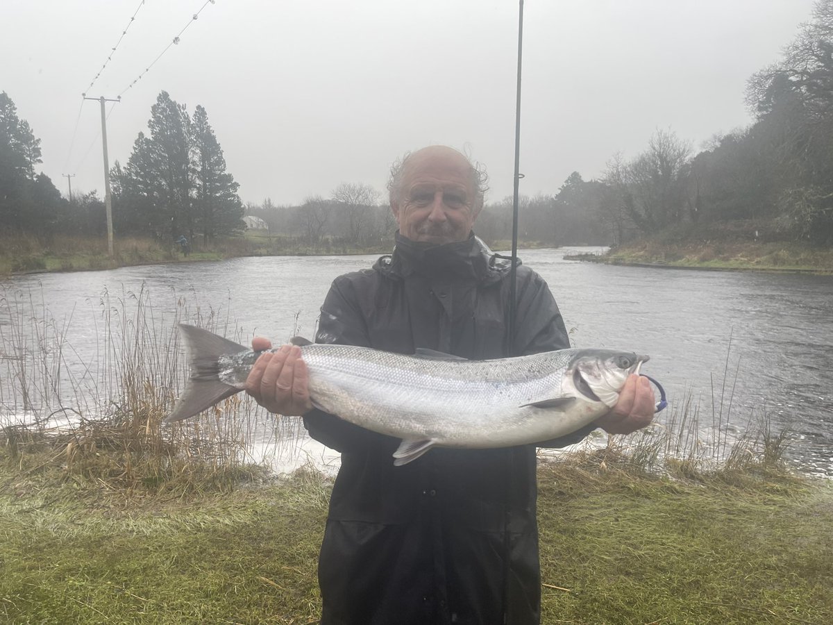 The first Drowes salmon of the 2024 season was landed shortly after 10am this morning from the high Bank. Well known angler Colin Gardiner landed the 8lbs fish in very stormy conditions on a yellow flying c. Water level is 0.69m and rising.  Weather remains wet and windy.
