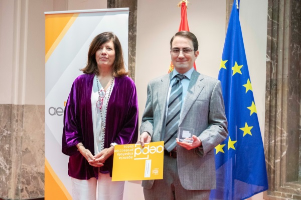 El profesor de <a href="/telecoupm/">ETS de Ingenieros de Telecomunicación - UPM</a> <a href="/yodsamuel/">Yod Samuel Martín 🌳💚🌳</a> recibe un premio de la <a href="/AEPD_es/">Agencia Española de Protección de Datos</a> por una #investigación que plantea integrar la #privacidad y la #proteccióndedatos en la ingeniería de software y sistemas. 🔗short.upm.es/qbzfs
#somosUPM #nosoloingenieria