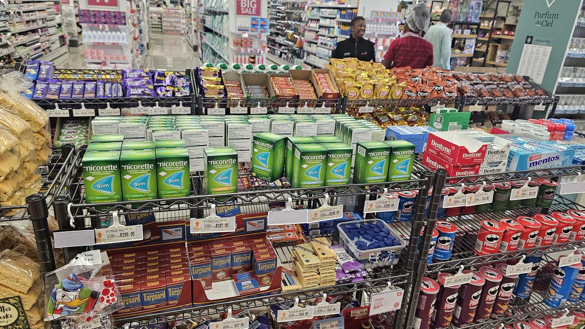 Kurt_Yeo's tweet image. Look closely. Bulk Nicotine gum in and amongst sweets and crisps. No nicotine warnings, no visible age warning, and available off the shelf. 
We certainly live in a strange world where some things just don't make sense.
#THRWORKS #cop10fctc