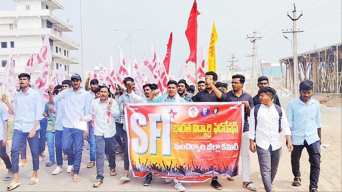 mancherial_s's tweet photo. ఎస్ఎఫ్ఐ జిల్లా కలెక్టర్ ముట్టడి మంచిర్యాల https://t.co/yCwd4Al5vX