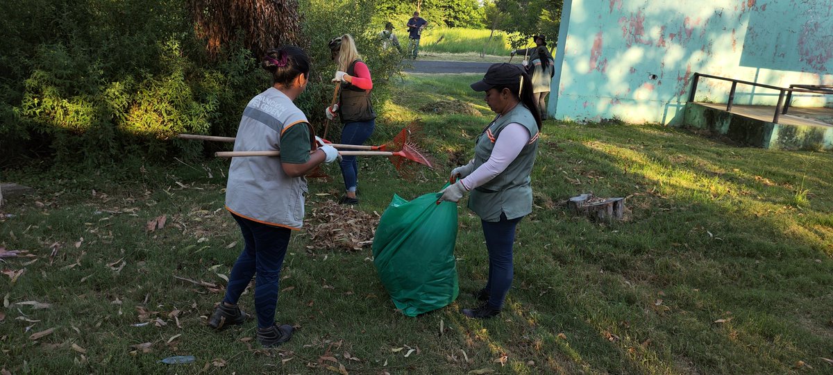 AsuDgrrd's tweet photo. Continuamos con los trabajos de limpieza en varios puntos de la ciudad. Hoy realizamos una Minga Ambiental en el B° Viñas Cué. Si cada uno hace su parte es mucho más fácil. Sigamos trabajando juntos en la prevención. #AniNdePuerco https://t.co/1TU9ZxmNj5