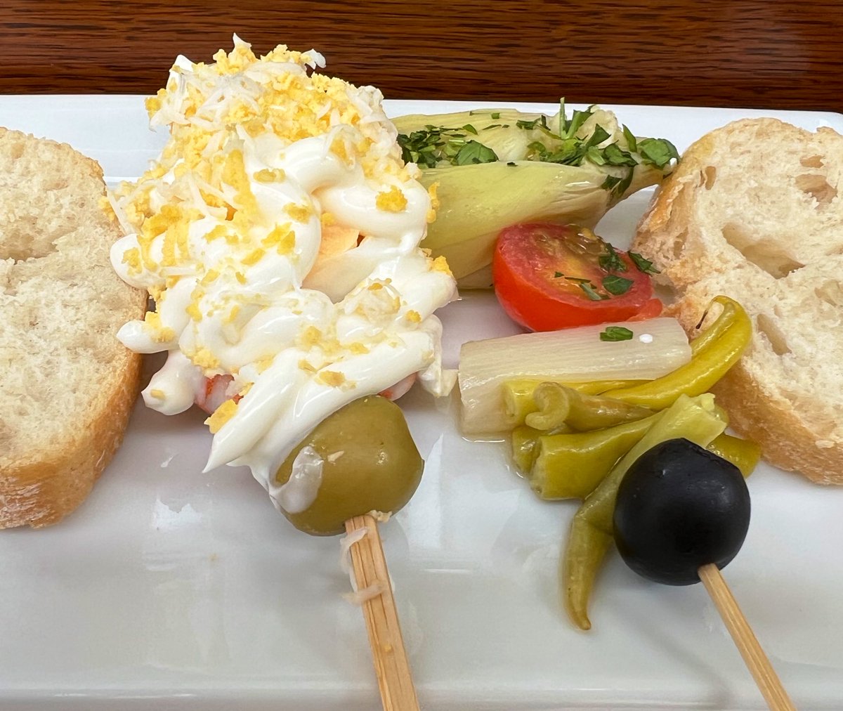 ChefZRRB's tweet photo. Gildas
Amalur 2.0 Durango (Bizkaia)

La Gilda es el pintxo más famoso del mundo. Y que 🤤 

#gilda 
#pintxo
#pincho
#amalur2
#durango
#bizkaia 
#Food 
#ricorico 
#Delicious 
#comidacasera 
#homemade 
#aceituna
#gindilla
#anchoa
#alcachofa
#huevo
#mayonesa 
#tomate
#esparrago https://t.co/6gxznE3Wus