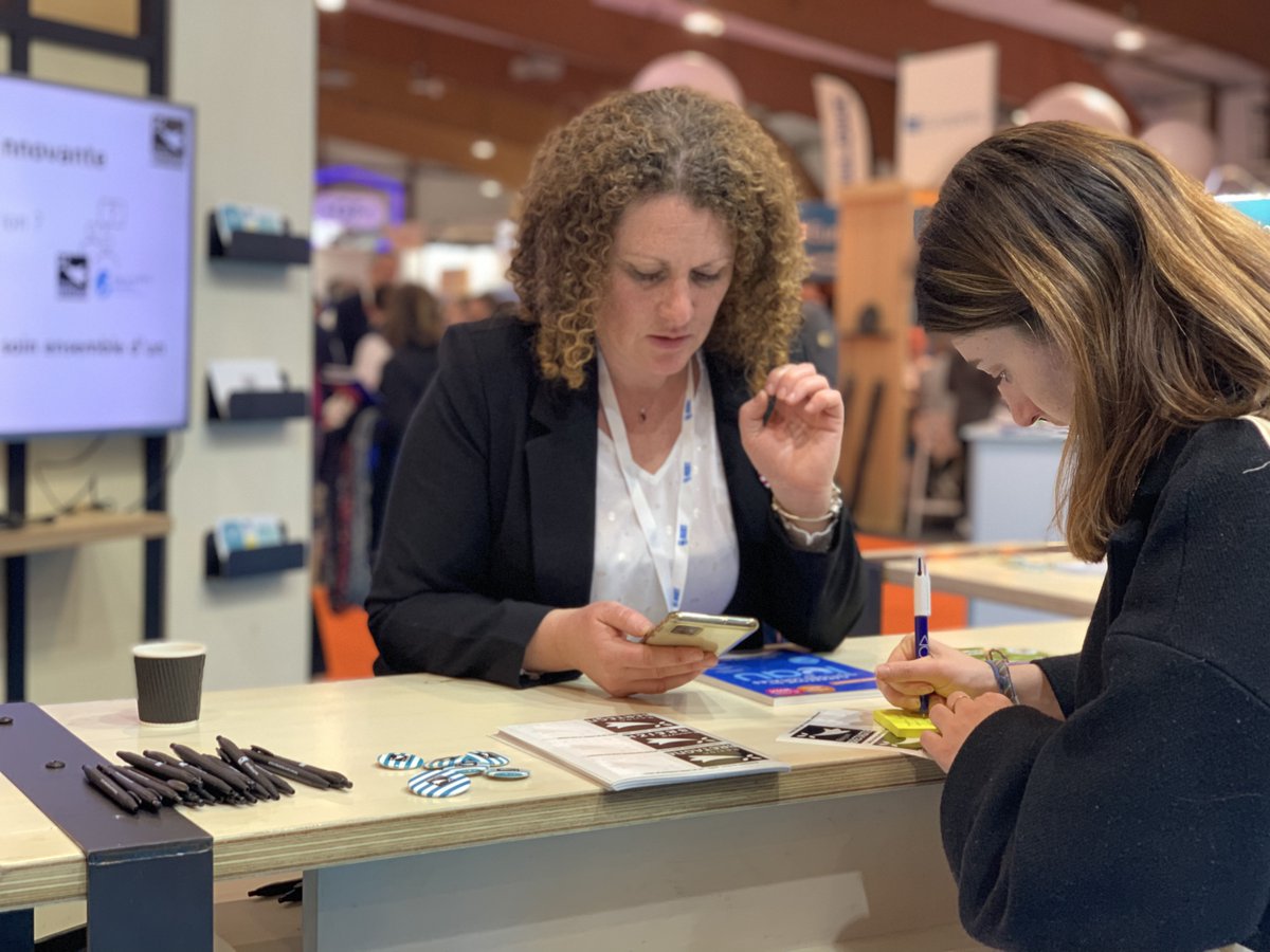 🌊 Quoi de mieux qu'un bon apéro pour échanger sur les enjeux de l'eau ? Alors, quel stand est le plus accueillant ? Votez en commentaires et faites entendre votre voix ! 🤩 @IDEAL_Co @regionbretagne @EAU_BR #eau #CGLE #apéro #expo #salon