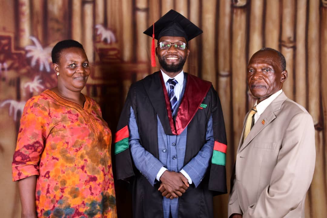 _papawere's tweet image. I have graduated from @Makerere with a bachelors degree in Veterinary medicine.