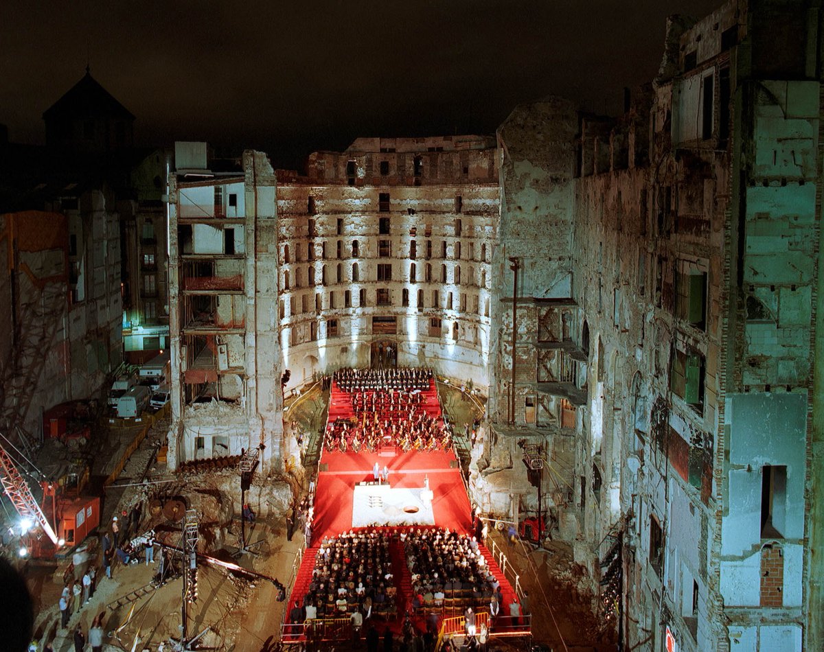 Avui fa 30 anys, #taldiacomavui de 1994, al Gran Teatre del Liceu dos operaris soldaven un teló d'acer que irònicament feia de tallafocs entre l'escenari i la sala. Unes guspires saltaren sobre la cortina i poc després el teatre esdevingué una gran pira de 70 metres d'alt. Fil 🔥