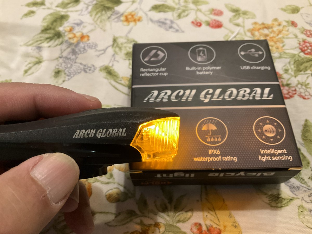 KTM819O4's tweet photo. @easy_taka #ArchGlobal
Amazonで売っている自転車用ライトです!
最初は3000円くらいだった記憶ですが
だんだん安くなって現在は1800円です!
明るさが選べて、点滅、オレンジ色にも光ります! https://t.co/eXMGZUrAUu