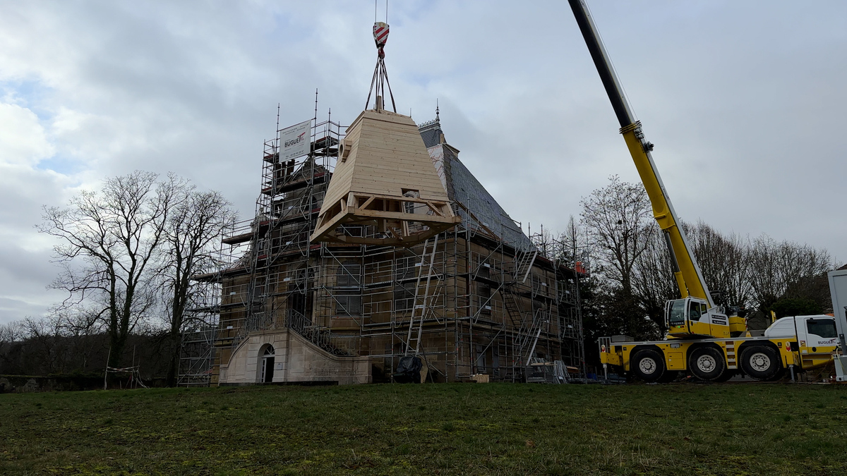 puissance_tv's tweet photo. 🚧🏟️Posée il y a quelques jours, cette dernière tour en charpente représente la dernière phase de rénovation du château de #Rupt en #HauteMarne. Des travaux possible grâce à la @fond_patrimoine
🎥 reportage : https://t.co/DP7YIn91Ac https://t.co/qjVQNie5ey