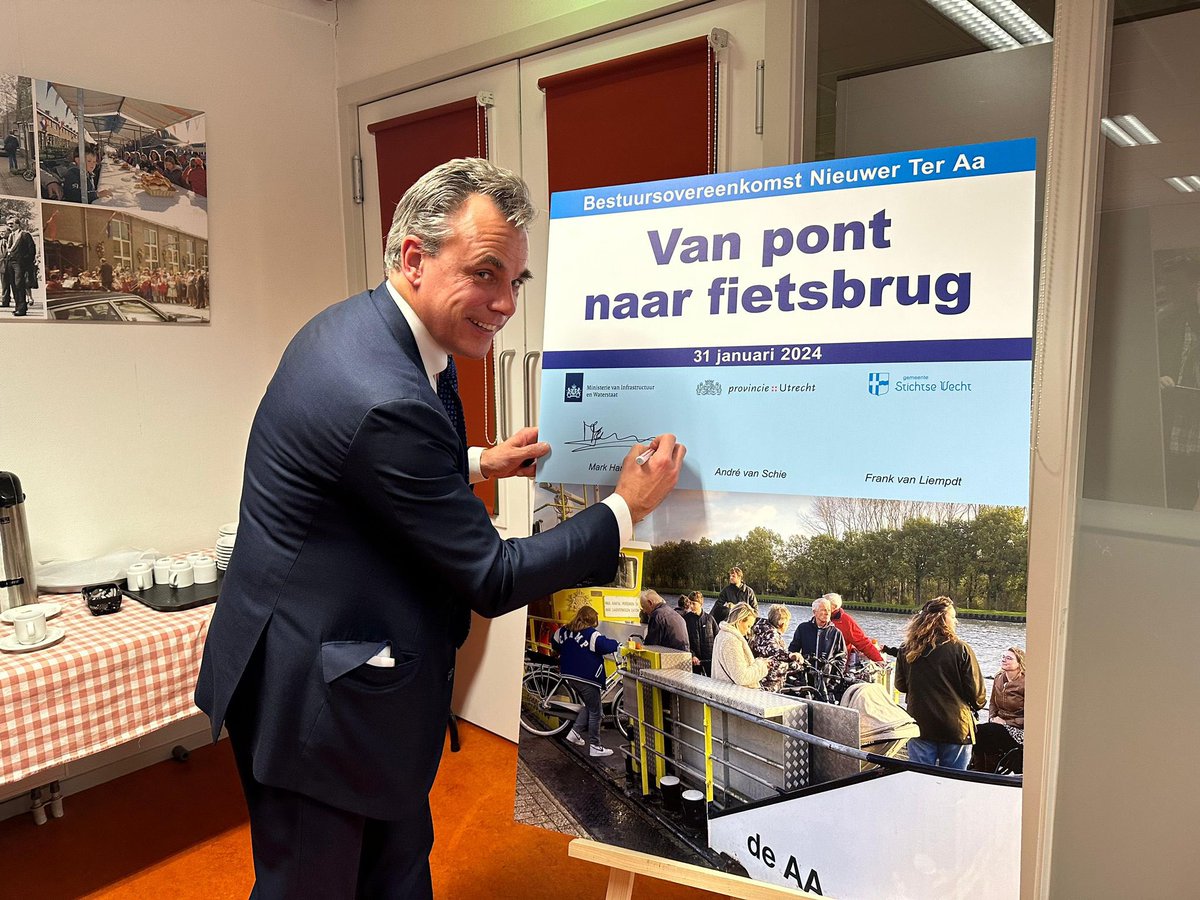 Mark Harbers tweet media