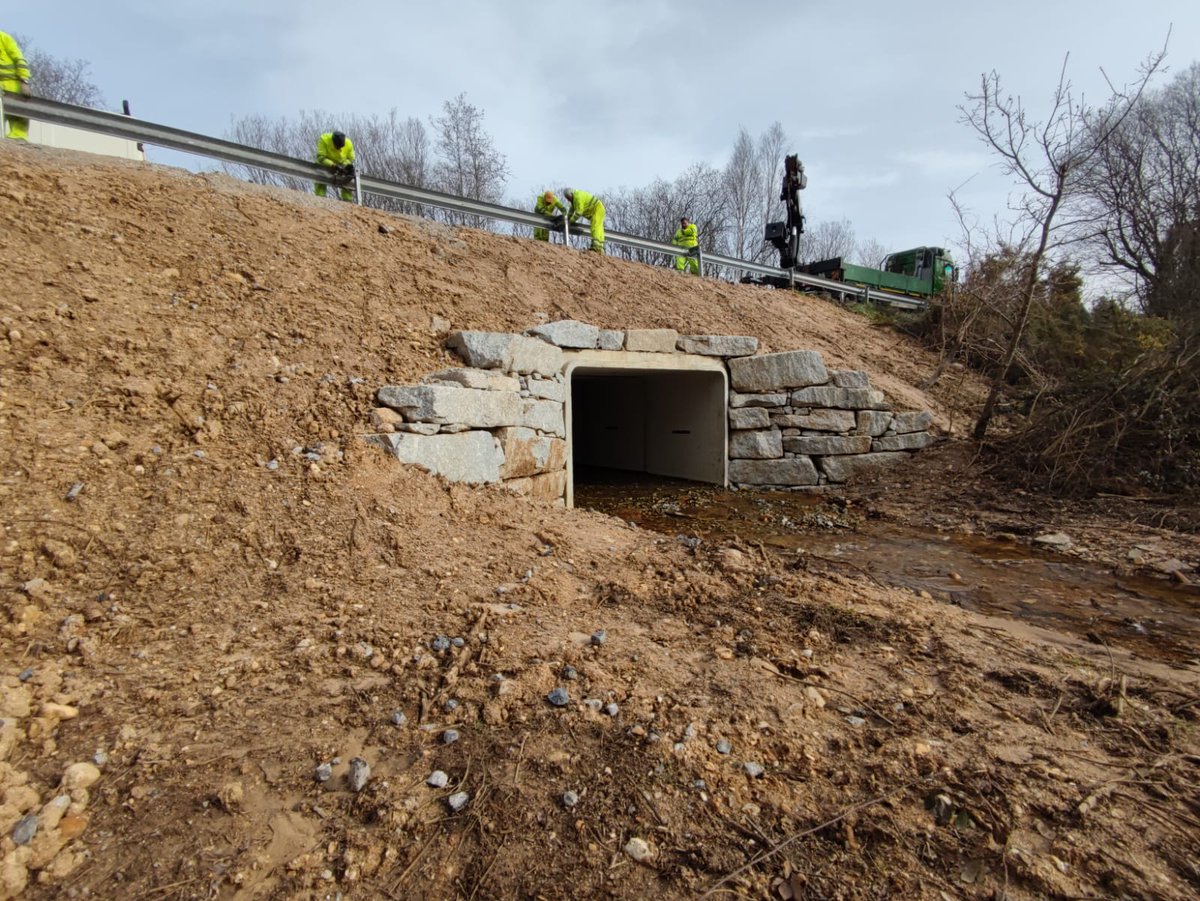 depulugo's tweet photo. ⚠️ A @depulugo reabre ao tráfico o cinto comarcal á altura do concello do #Corgo tras mellorar a drenaxe

Investiu 83.000€ nas obras de instalación dun marco de formigón prefabricado para canalizar a saída da auga dun xeito máis eficiente

👉 https://t.co/8d5ZY2x9DQ https://t.co/DkrApag6BN