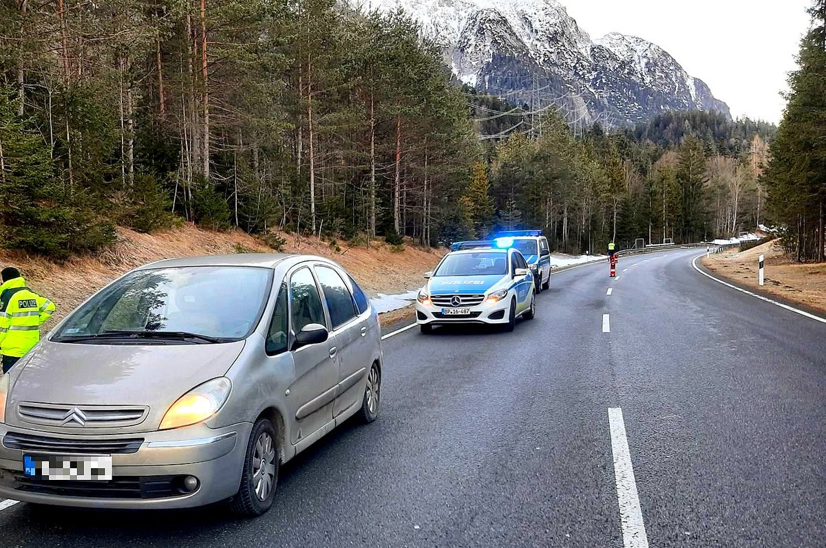 bpol_by's tweet photo. Ein Belarusse musste in #München die U-Haft antreten. Der mutmaßliche Schleuser hatte versucht, sich der  #Bundespolizei-Kontrolle auf der B2 bei #Mittenwald zu entziehen. Im Wagen waren drei syrische Migranten. Nach abruptem Stopp rannte er in den Wald, wo er gefasst wurde. *RO https://t.co/sm7gsPhFsC