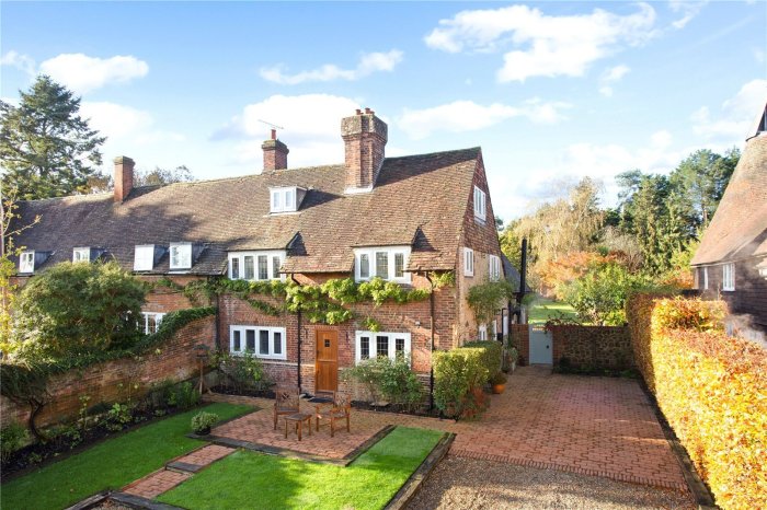 jsoxted's tweet photo. This is a beautifully presented 4 bed character #cottage in a tucked away position on the fringe of #Westerham, #Kent. The house has been cared for exceptionally well and benefits from a good-sized private garden. #kentproperty #dreamhome https://t.co/3CFG0pBxzI https://t.co/edjbFcKrp1
