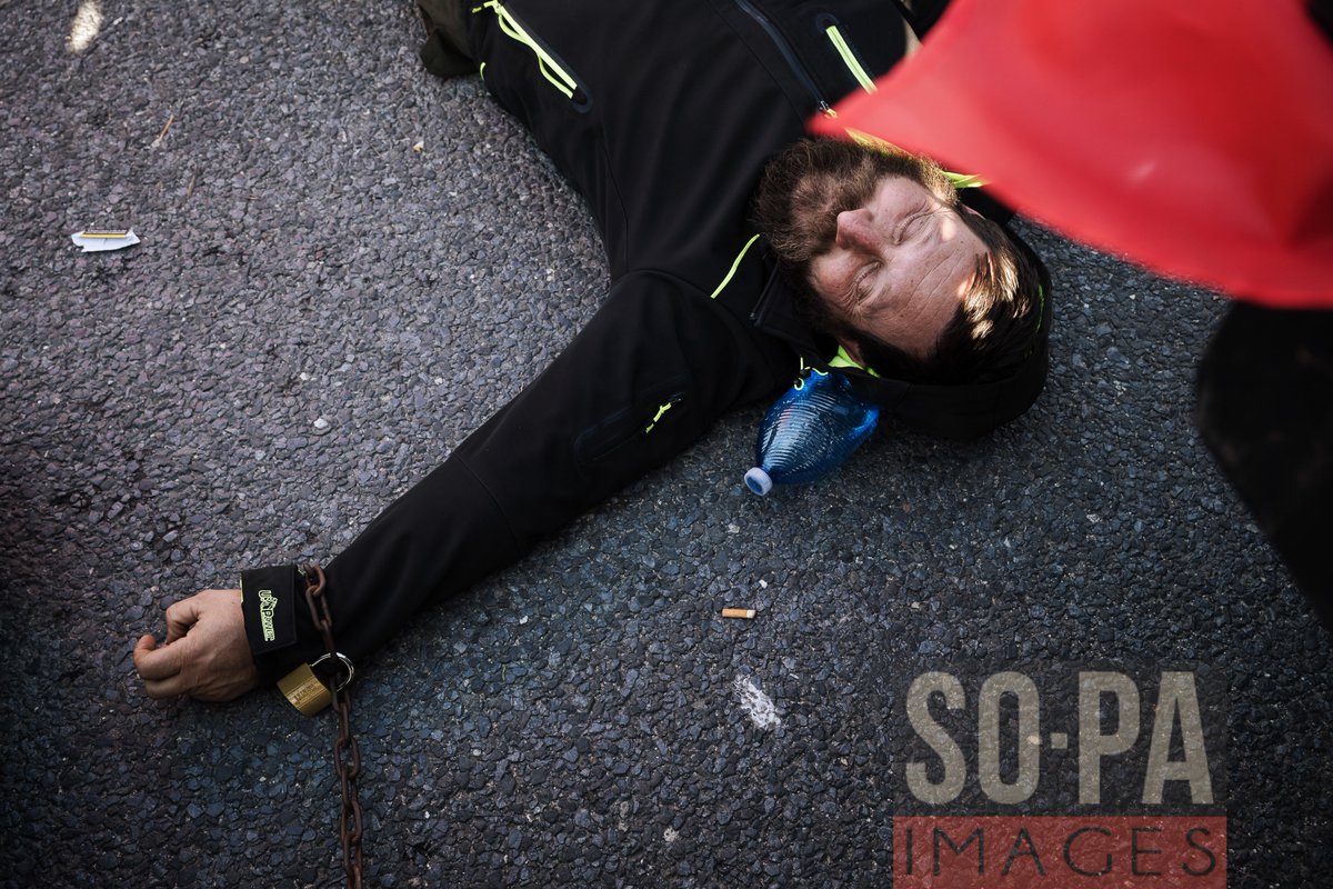 sopaimages's tweet photo. A #chainedfarmer lies on the road during the protest in #Catanzaro, #Italy on Jan 23, 2024. #Farmers from Lamezia Terme & Crotone areas converged on the Regional Citadel of Catanzaro to protest against #European restrictions on #agriculture & #increasingprices. 📷 Valeria Ferraro https://t.co/eaTI4lWfvh