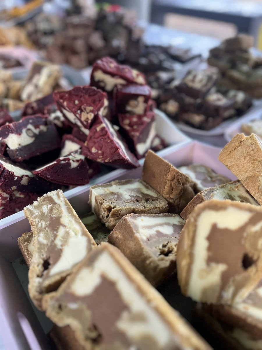 lochlomondshore's tweet image. The Market at Loch Lomond Shores  is back this Sunday from 10am to 4pm with fresh produce, unique crafts, Scottish gifts &amp;amp; street food. And, with on site family activities, beautiful scenery and a friendly atmosphere there is something for everyone. #outdoormarket