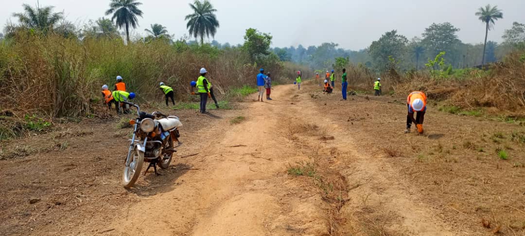 Ongoing feeder road maintenance of 102.3km funded by @EUinSierraLeone in #OpportunitySalone operational areas of Bo, Kenema, Bombali and Port Loko, to create access to markets, communities and linking people for economic growth. #EUnaSalone #DecentWork #socialjustice