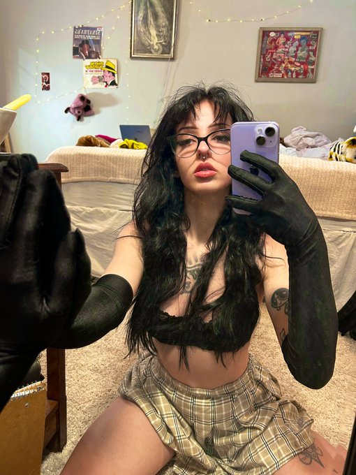 Tell me how much of a naughty girl I&rsquo;ve been 😛 https://t.co/AoPsdLhova