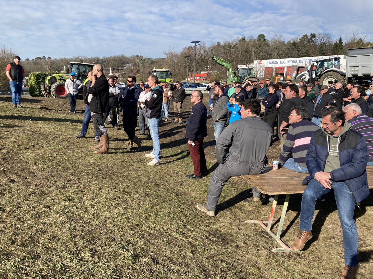 Un convoi d’une 20ne de tracteurs avec bennes prend la direction de Métro, à Pgx. « On a un défi c’est de benner à Métro mais pas à côté. Il y a la BAM. La BAM, c’est ceux qui font la biere en Dordogne. » <a href="/SO_Dordogne/">SO_Dordogne</a>