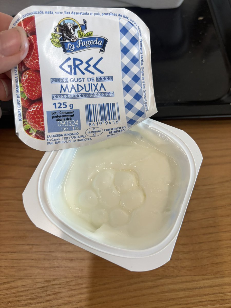 mido_mori's tweet photo. @fageda por qué aparece esta 🌸 en los lotes de yogur de ahora? 🧐 https://t.co/LJMNe2d49l