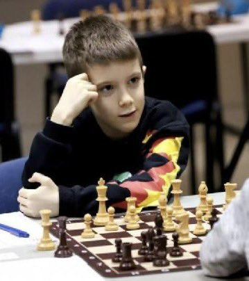 Leonid Ivanović iz Novog Sada, sa 8 godina, 11 meseci i 7 dana, je postao najmlađi šahista na svetu koji je pobedio velemajstora. Dečak je u drugom kolu Belgrade opena, bio bolji od bugarskog velemajstora Milka Popčeva (59) čiji ELO je 2.139.  ELO Leonida Ivanovića je 1946.