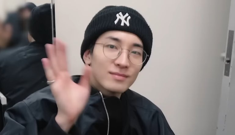wonubliss's tweet photo. wonwoo 🖤🖤🖤 https://t.co/6v4OLiSD8J