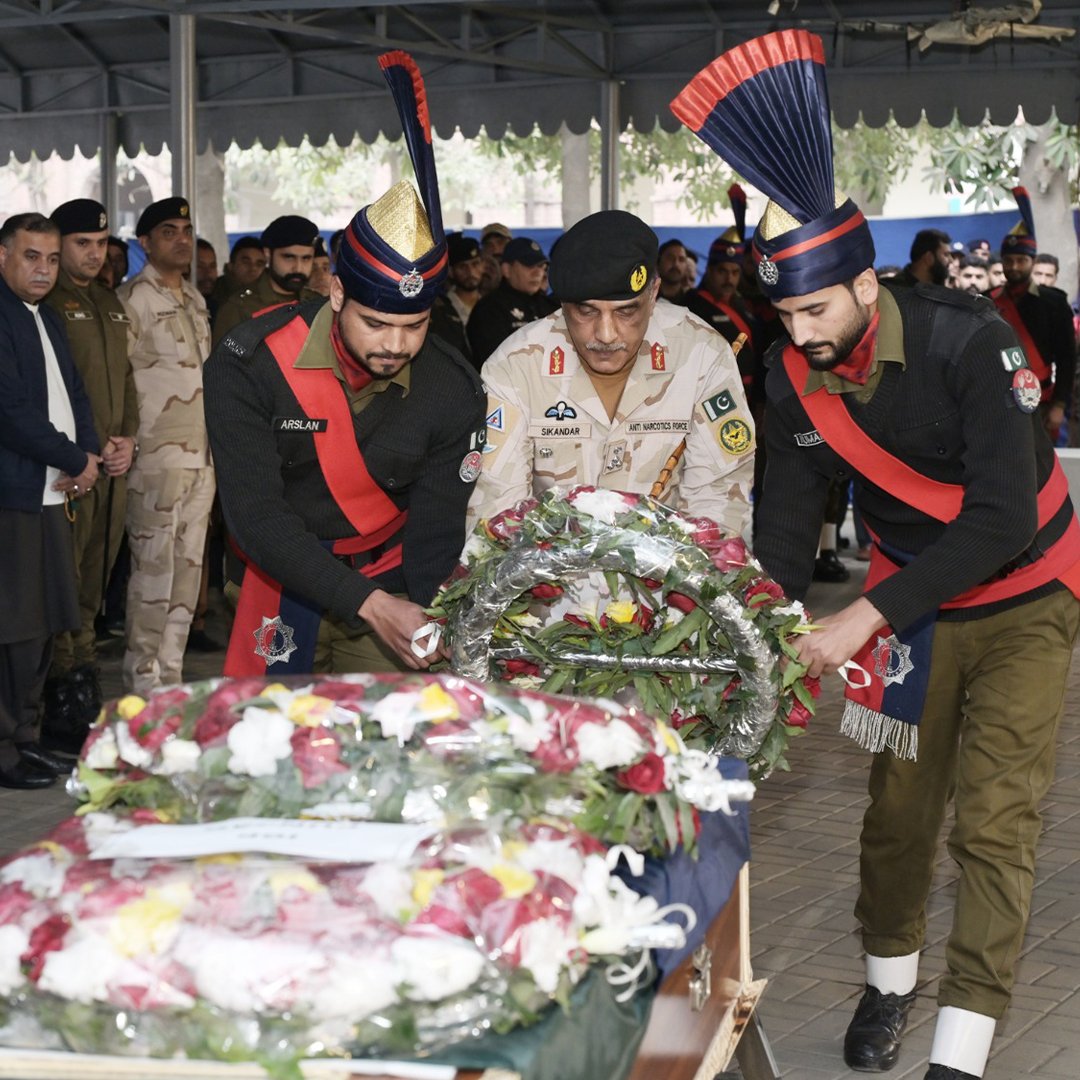 منشیات فروشی کے قلع قمع کیلئے فرض کی راہ میں شہید ہونے والے کانسٹیبل محمد ارشدکی نماز جنازہ پولیس لائنز لاہور میں ادا، آئی جی پنجاب کی شہید کانسٹیبل کے بیٹوں اور اہل خانہ سے ملاقات. #PunjabPolice #Police #Lahore #Shaheed #PoliceLove #waqaralisohail