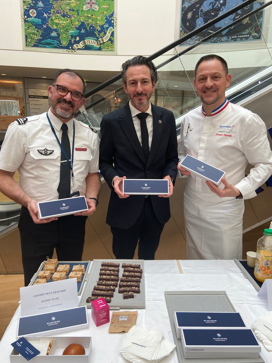 fapelous's tweet photo. Avant le lancement demain pour nos clients, nous présentons aujourd’hui à nos collègues PNC le nouveau coffret de l’offre Business domestique au départ de Paris CDG.
Merci à @FrancoisAdamski et aux équipes #AirFrance ! https://t.co/jRqItSCLni