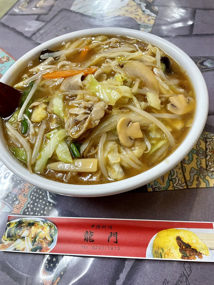 KY60829432's tweet photo. 中国料理 龍門@大阪市中央区
◉チャンポン

ビジネス街のど真ん中にある老舗人気店。
やきそば、中華丼と共通と思われる餡がとにかく美味しい。
熱々で量も多くて食っても食っても減らずに焦ったけど超満足😋

ここに来たらいつも麺だけど、次回こそは一番人気と言われている天津カレー炒飯を頼もう😊 https://t.co/7Nx8hT3fVw