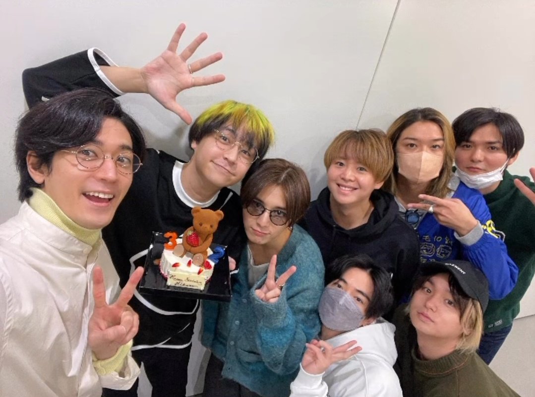 hsj_diary14's tweet photo. メンバーの誕生日にこんな幸せな顔して写真を撮る世界一ハッピーが似合いすぎちゃうHey!Say!JUMP愛してる https://t.co/FRkq4fkAdf