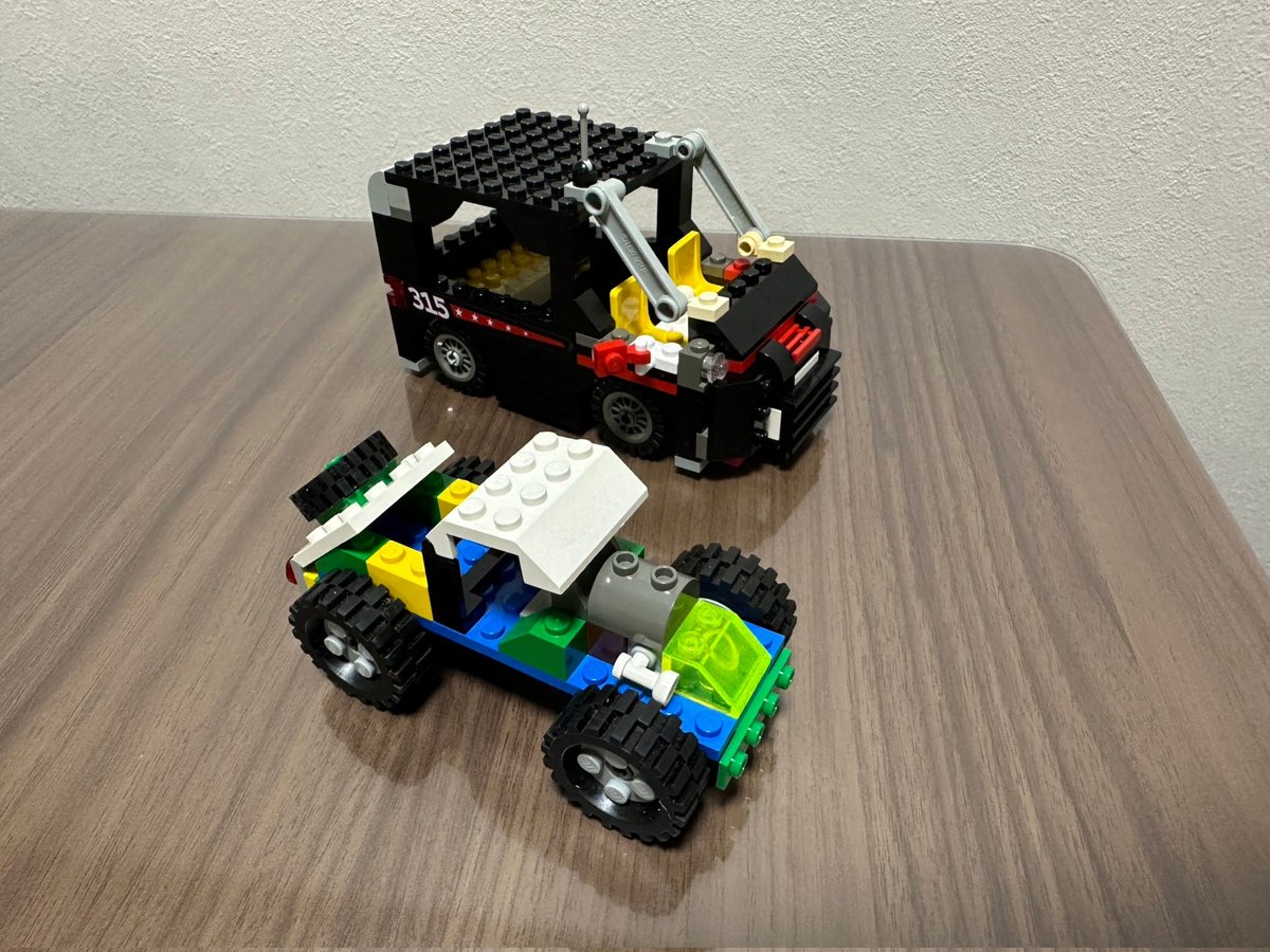 rinaACNH's tweet photo. 最近夫がレゴ熱再燃🔥
余りのレゴで車作成
叔父（夫）と甥の本気

夫はガチャガチャの景品を飾る棚とかもレゴで作り始めた…
#家族レゴ https://t.co/l9oLn9VKRz
