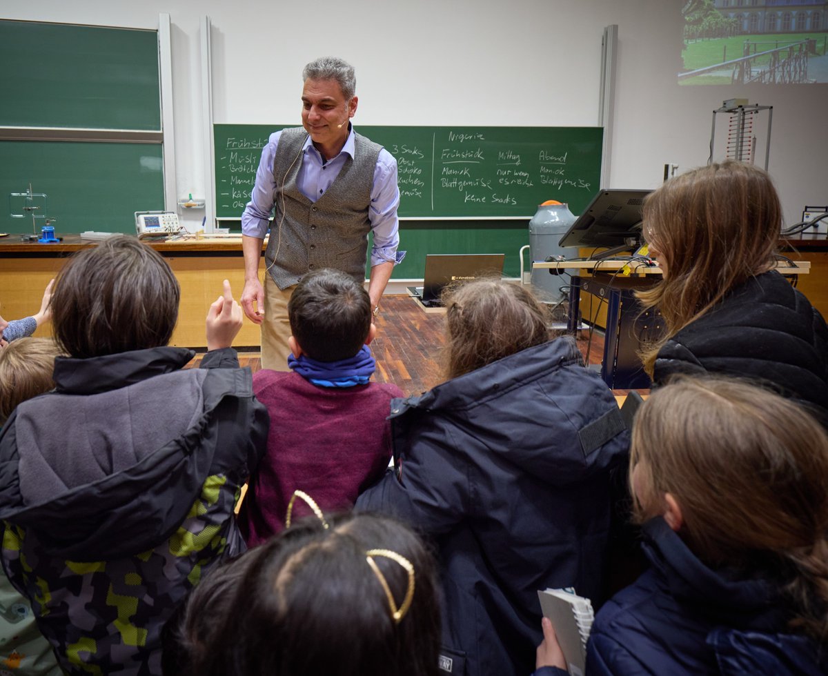 Around 400 curious and interested children attended @MatinQaim 's lecture at #Kinderuni @UniBonn on January 29, 2024. Qaim talked about global food consumption and production and explained why there are still hungry people in the world. Photo (c) Volker Lannert / Universität Bonn