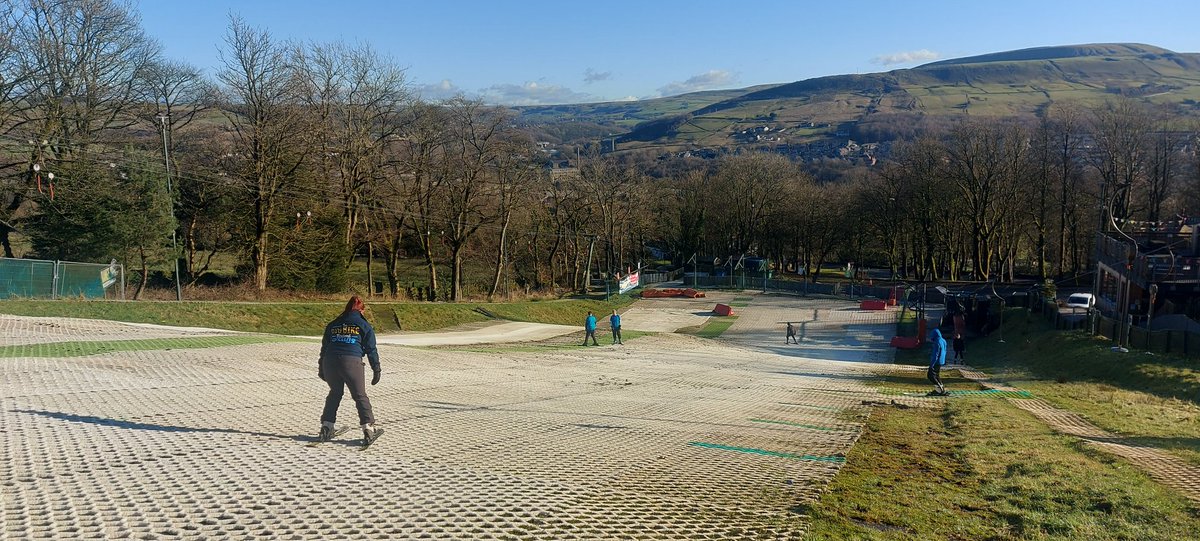 And that's a wrap-end of a 4week intro to skiing by the amazing Ski Rossendale for our Peakies members The group were rewarded for their resilience by some fantastic weather on this session. Thanks to John & @Ginnyallende Allende for expert guidance. @TNLComFund @RossendaleBC