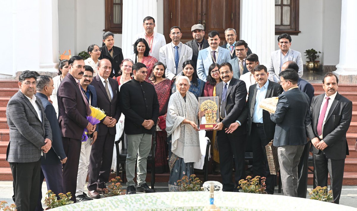 राज्यपाल एवं कुलाधिपति श्रीमती आनंदीबेन पटेल ने आज यहाँ राजभवन में हाल ही में नैक मूल्यांकन में ‘ए प्लस‘ ग्रेड प्राप्त बुंदेलखण्ड विश्वविद्यालय, झांसी के कुलपति प्रो0 मुकेश पांडेय तथा नैक तैयारी के लिए गठित विश्वविद्यालय की टीम के सभी सदस्यों को प्रशस्ति-पत्र देकर सम्मानित किया