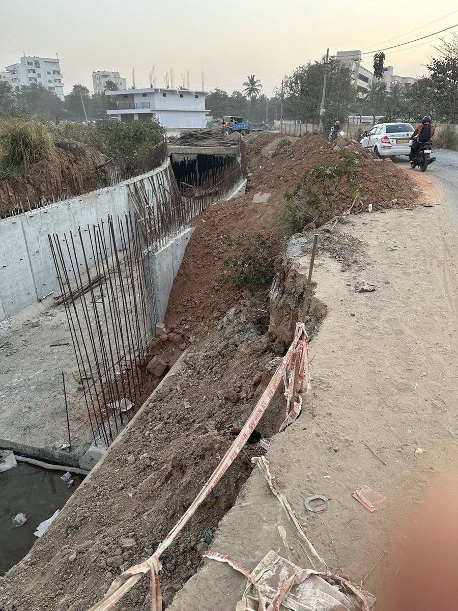 BalagereConnect's tweet photo. Drive carefully at #tcross , @BBMPCOMM @chairmanbwssb have turned blind eyes even after frequent accidents in this place , @tv9kannada also made story about it . @DKShivakumar @MALimbavali listening ? 
#BalagereDemandsRoads. https://t.co/8vzSXqbFyv