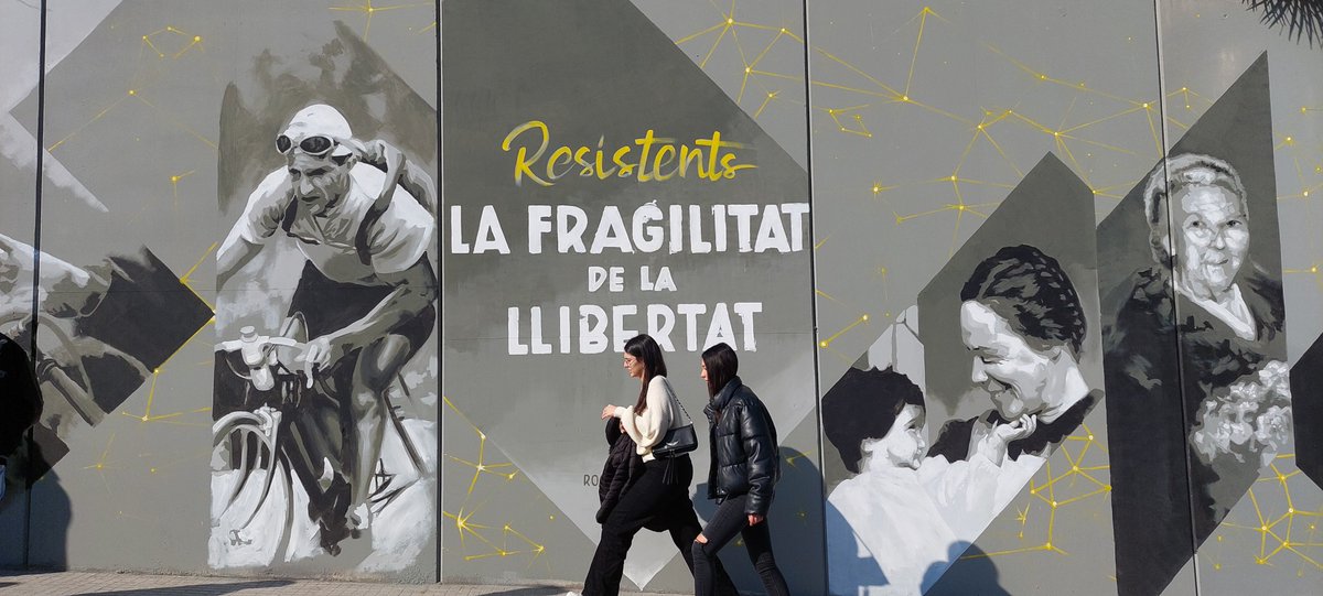 📍 El Memorial Democràtic aplega 200 estudiants d'arreu de Catalunya a #Flix per honorar la memòria de les víctimes de l'Holocaust

▶️El mural 'La fragilitat de la llibertat' culmina un projecte educatiu de sensibilització en memòria democràtica i DDHH

👉shorturl.at/gsu39