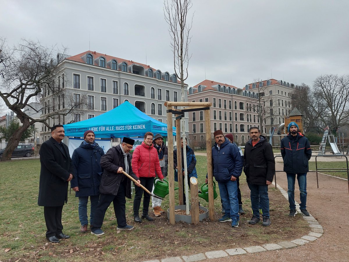 Neustadt: Ahmadiyya-Gemeinde spendet für Baumpflanzung dlvr.it/T272R4