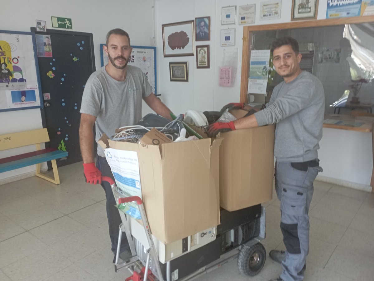 ElioCeip's tweet photo. Nuestros amigos de Aeconova Recycling , recogiendo los residuos electrónicos para su correcto reciclaje. ♻️♻️♻️ Los miembros de la Comunidad Educativa del @ElioCeip , contribuyendo a la construcción de un mundo mejor 🌍 y favoreciendo la economía circular.⭕ @programaaldea https://t.co/Uw4nRRTYvz