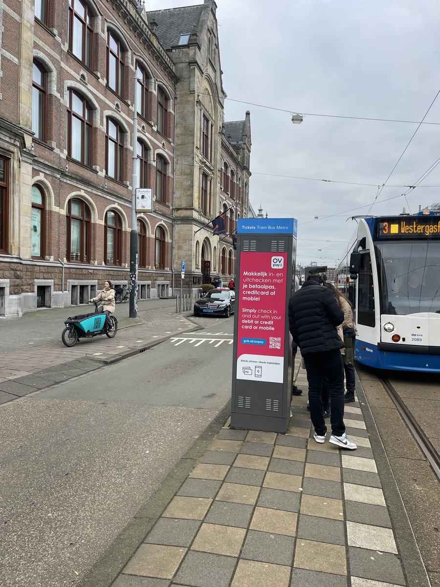 martinschippers's tweet photo. @AmsterdamNL er is voor het Conservatorium hotel aan de van Baerlestraat halte een automaat neergezet die het zicht bij het oversteken voor de fietsers totaal wegneemt. Dit is uiterst gevaarlijk en gaat zeker ongelukken veroorzaken. Hopelijk kunnen jullie dit z.s.m. aanpassen. https://t.co/jz3Uu3B2eU