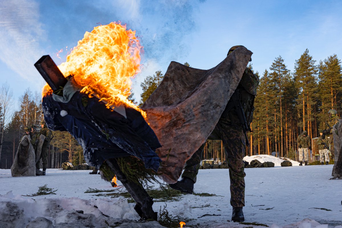 KarjalanPR's tweet photo. #Salpausselänilmatorjuntapatteristo #3IT alokkaat harjoittelivat polttotaisteluaseilta ja taistelukaasuilta suojautumista - Palavan henkilön sammuttaminen ja toimintakyvyn säilyttäminen. Lisäksi testattiin suojavarusteita tiiveyskokeella CBRN-aseita vastaan.
#SALPITPSTO #KARPR https://t.co/Ni4sLs7e4T