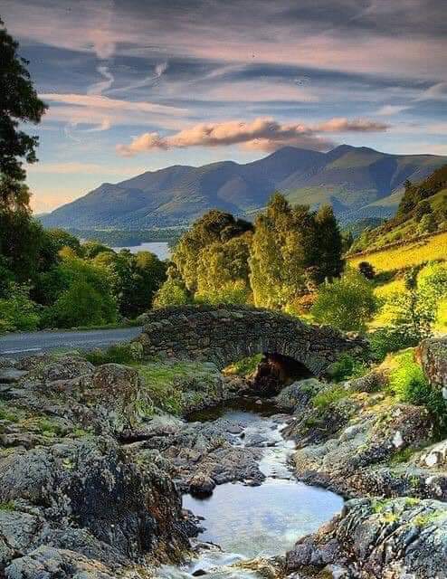 Ashness Bridge is a traditional stone-built bridge on the single-track road from the Borrowdale road to Watendlath, in the  Lake District. It is famous for being a fine viewpoint across Borrowdale towards Skiddaw. 🇬🇧
#engineering #bridges #scenery
