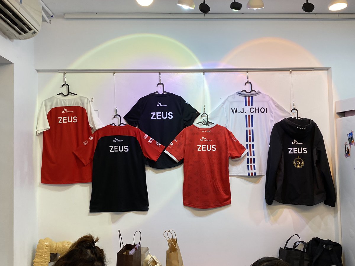 cf_murmur's tweet photo. 黑皮小齊日🥳✨

整間店裡充滿各種說不完的細節，完全能感受到主辦滿滿的用心和愛
還有店家提供協助的部份也是超加分
謝謝最用心的主辦齊媽咪明年我會中午報到ㄉ請給我抽獎ㄉ機會😙

#FEEL_THE_THUNDER_OF_ZEUS
#우제와_함께하는_봄여름가을겨울 https://t.co/F5Fpmyy7q9